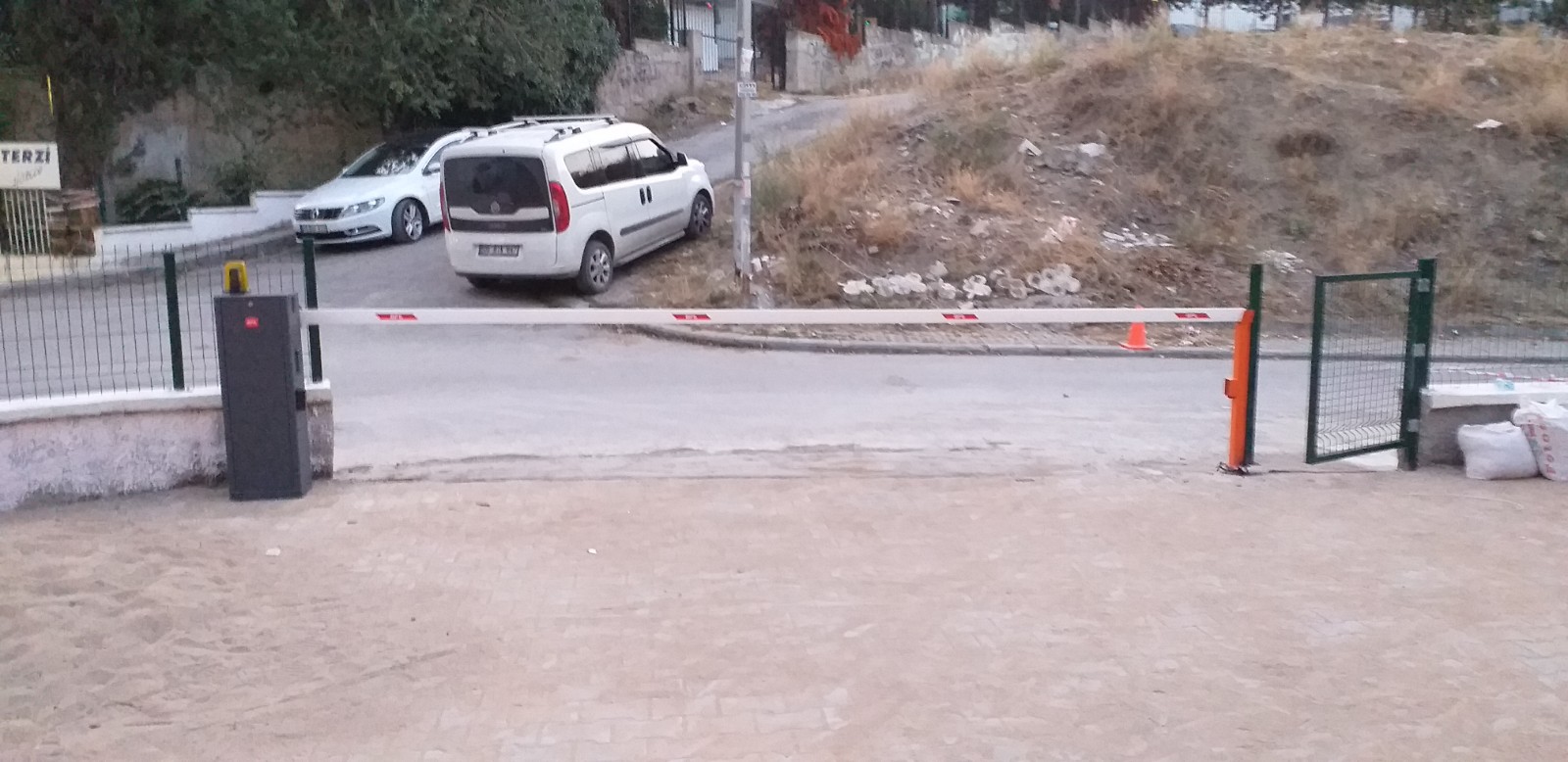 Kollu bariyer sistemi